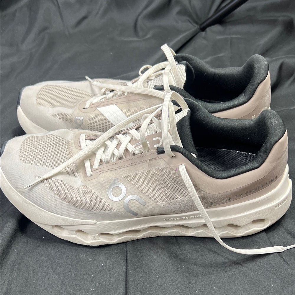 On Running Beige White Cloudflow Lightweight Runn… - image 2